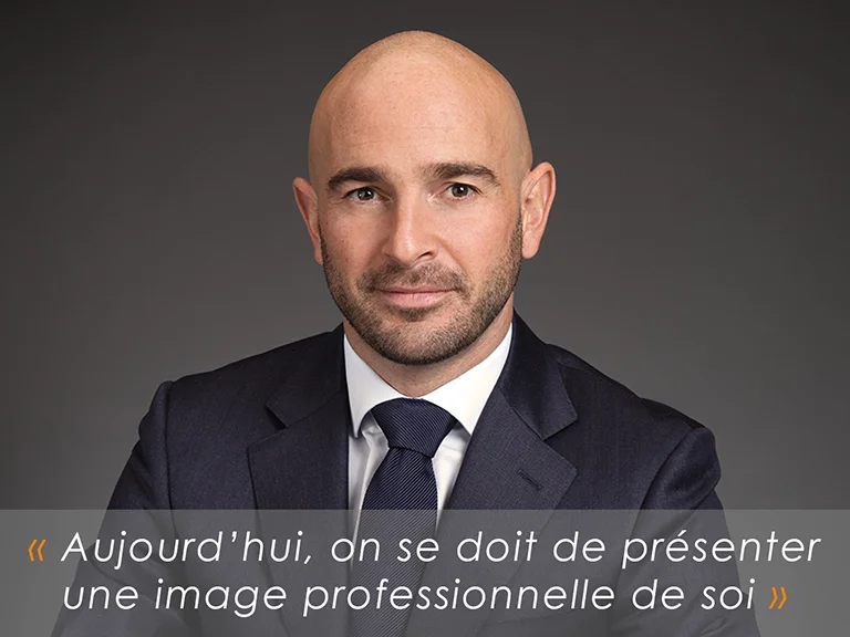 Portrait CV-LinkedIn Plus : homme en costume-cravate sur fond gris foncé, éclairage de studio